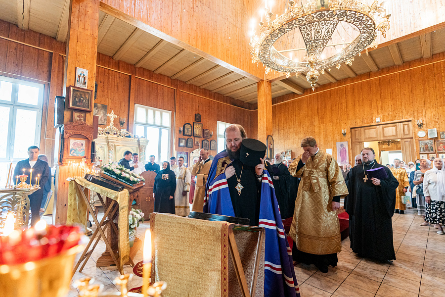 Архиерейское богослужение в Петропавловском храме посёлка Малаховка г.о. Люберцы